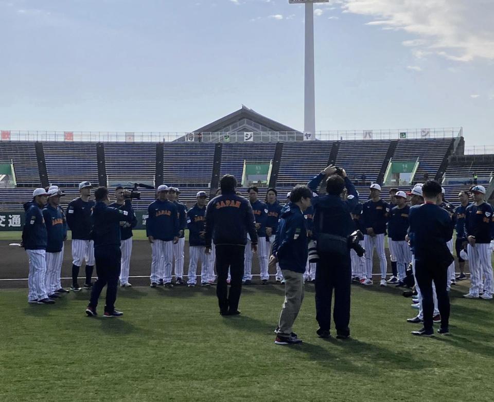 　ミーティングを行う松井秀喜臨時コーチ