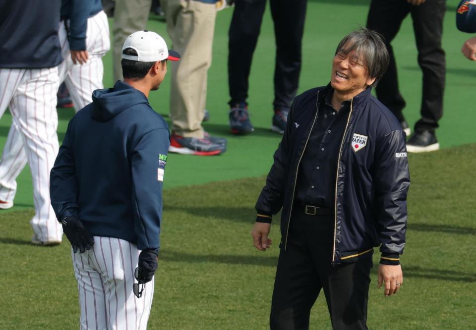 言葉を交わすダルビッシュ有と松井秀喜氏（撮影・金田祐二）