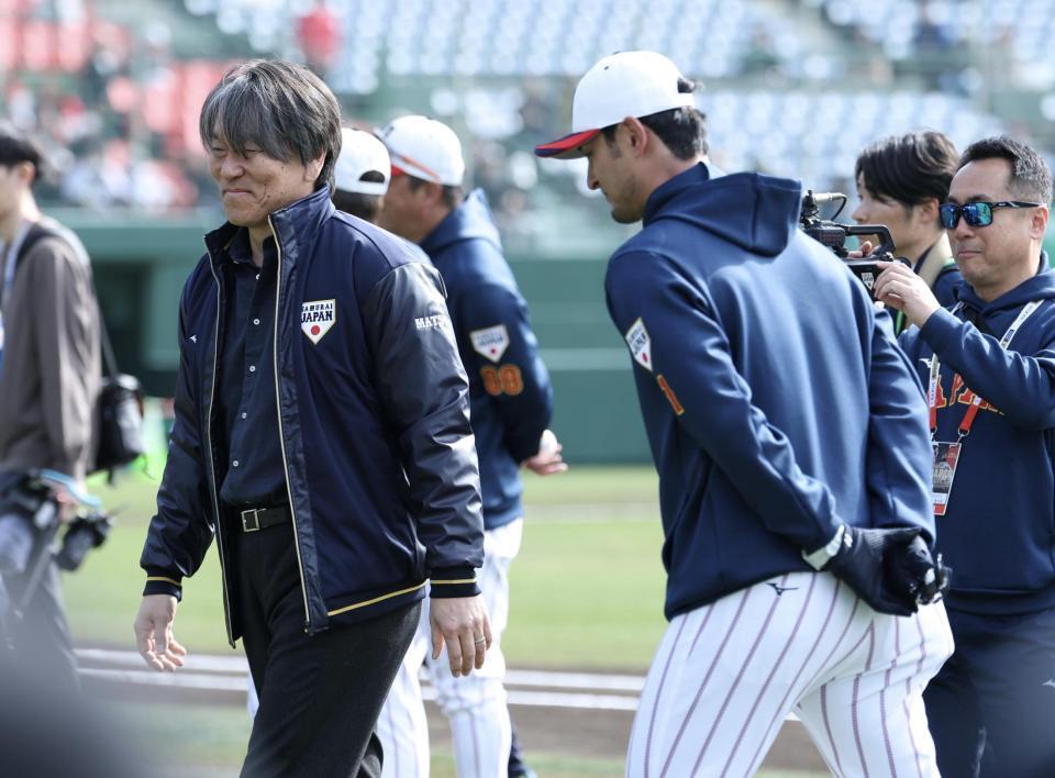 ベンチへ引き上げる松井秀喜氏（左）とダルビッシュ（撮影・伊藤笙子）