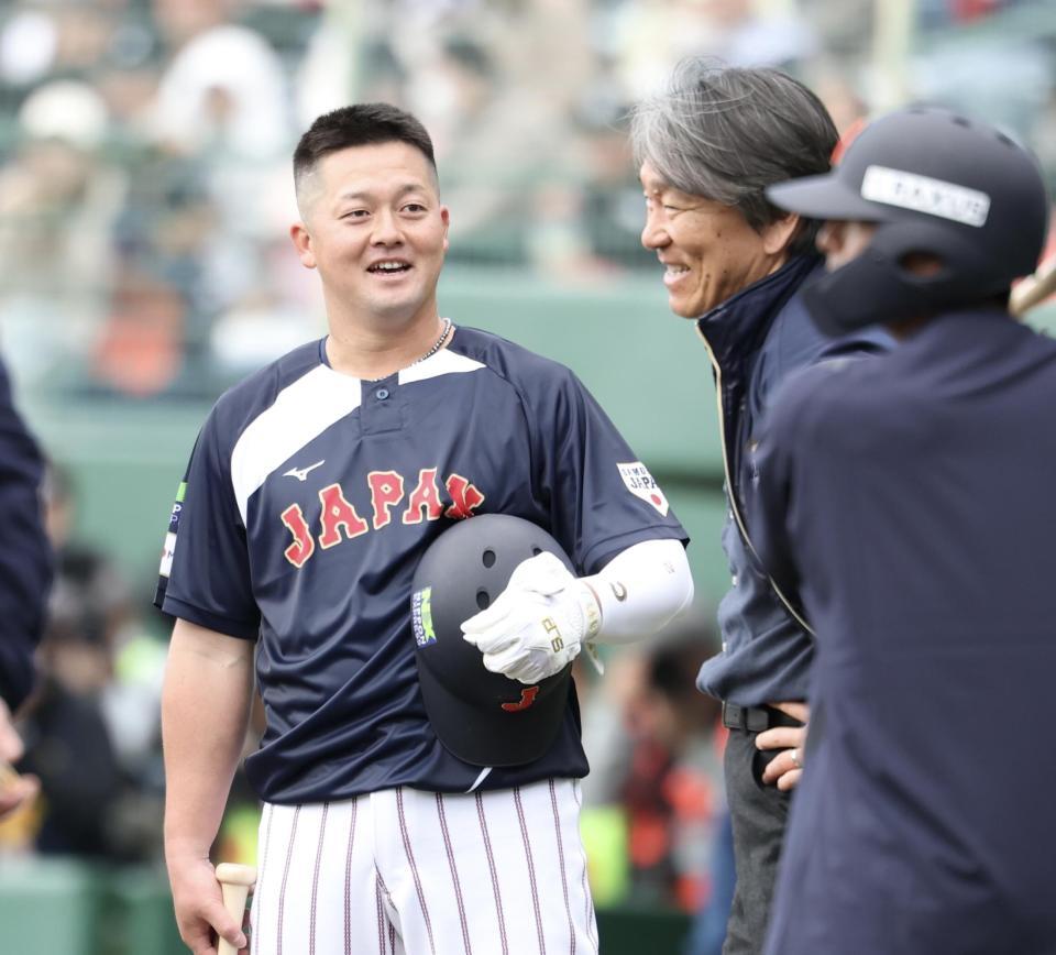 打撃練習を終え、松井秀喜氏（右）に激励される牧（撮影・伊藤笙子）