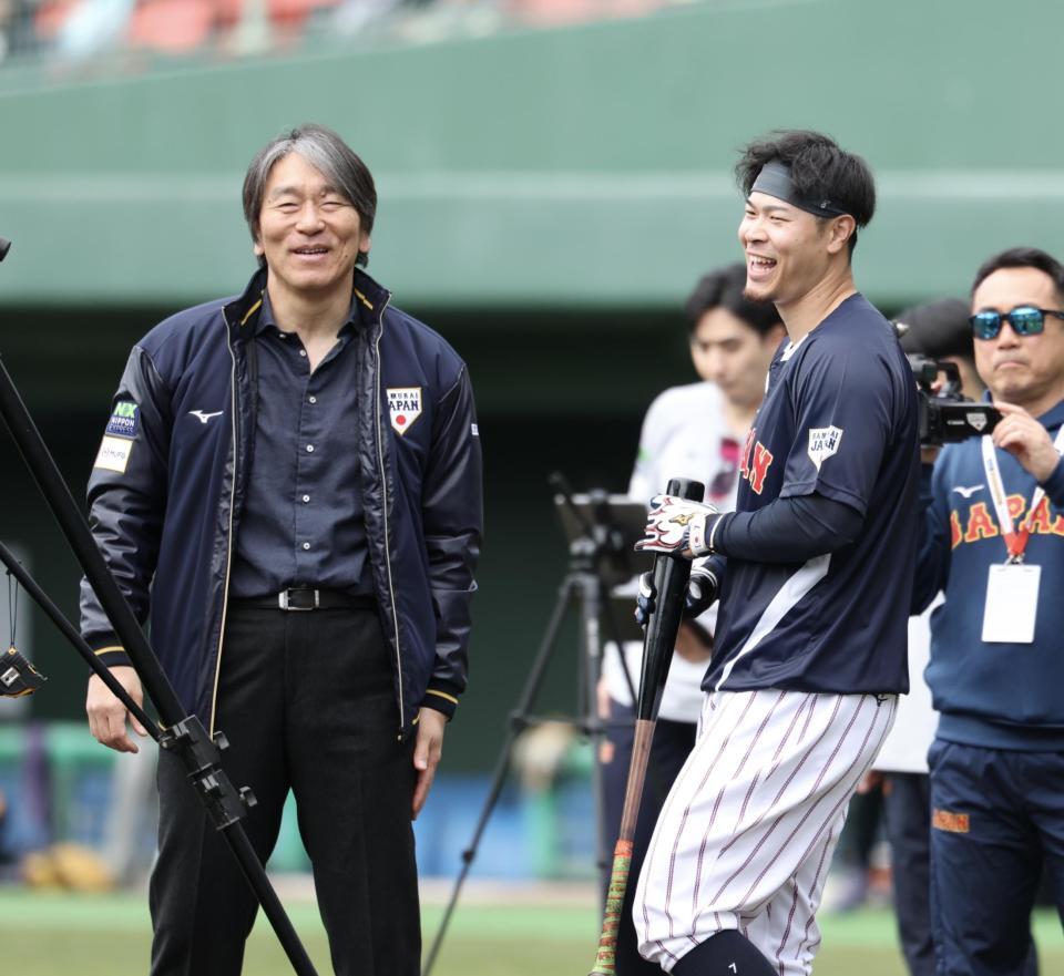 談笑する松井秀喜氏（左）と佐藤輝（撮影・伊藤笙子）