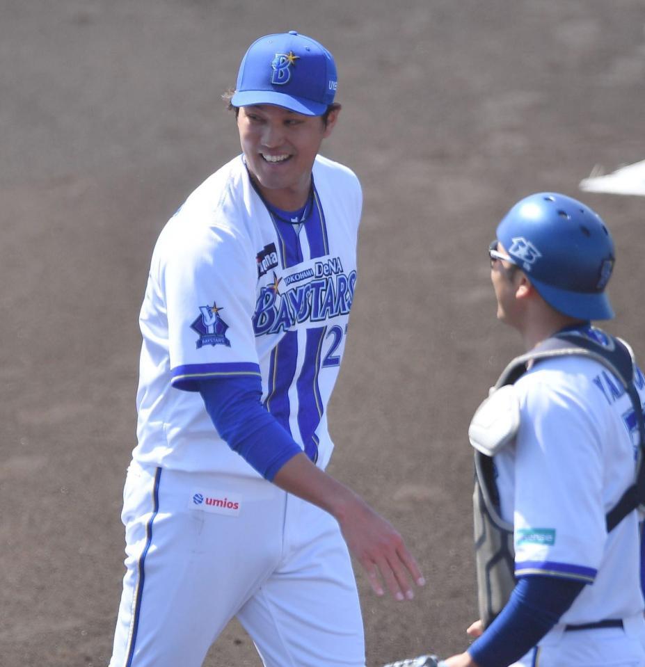 １回、ポランコを左飛に打ち取り笑顔の藤浪（左）。捕手・山本（撮影・開出牧）