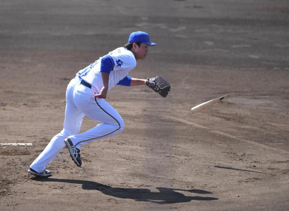 １回、藤原のバットを折り二ゴロに打ち取る藤浪（撮影・開出牧）