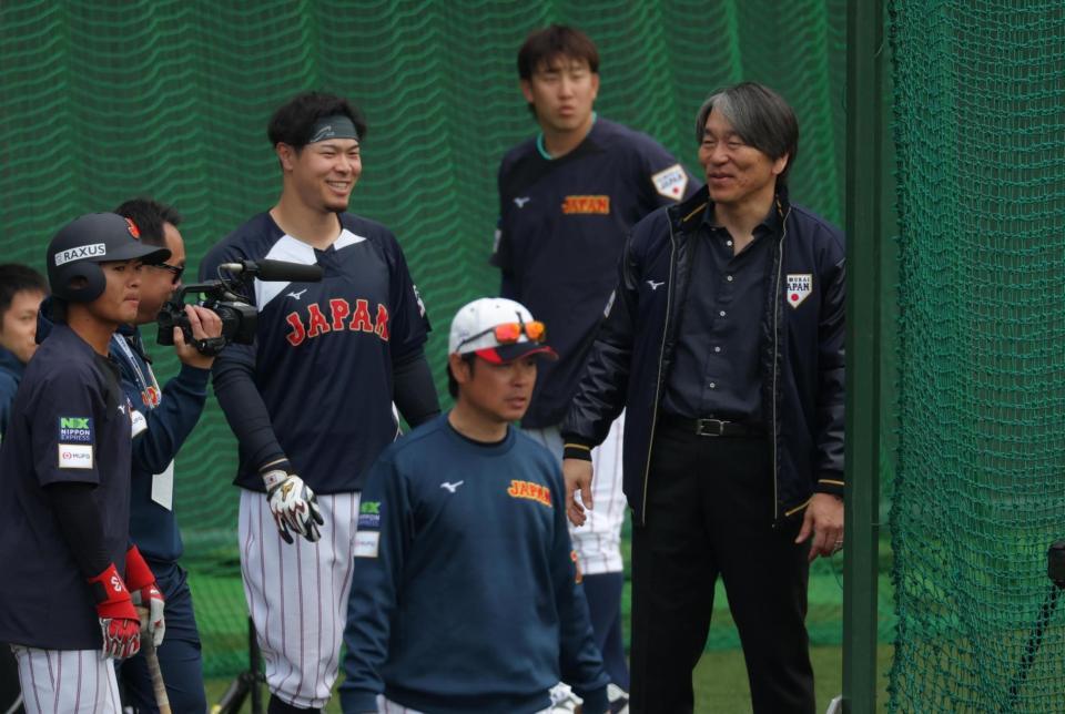 松井秀喜氏と談笑する佐藤輝（撮影・金田祐二）