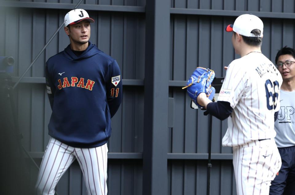 ブルペンで投げるソフトバンク・松本裕樹（右）に助言をするダルビッシュ（撮影・伊藤笙子）