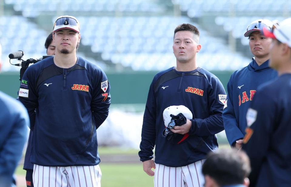 松井秀喜氏の訓示を聞く（左から）佐藤輝、牧、森下（撮影・伊藤笙子）