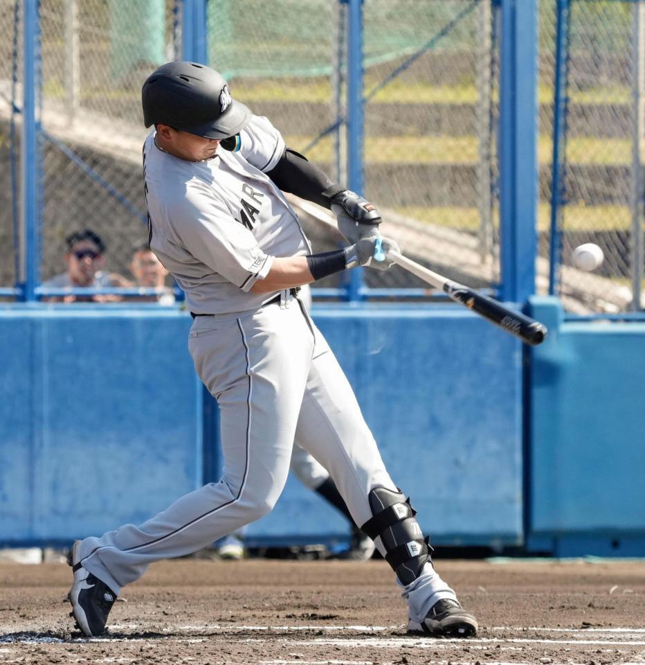 ＤｅＮＡとの練習試合で、安打を放つ井上