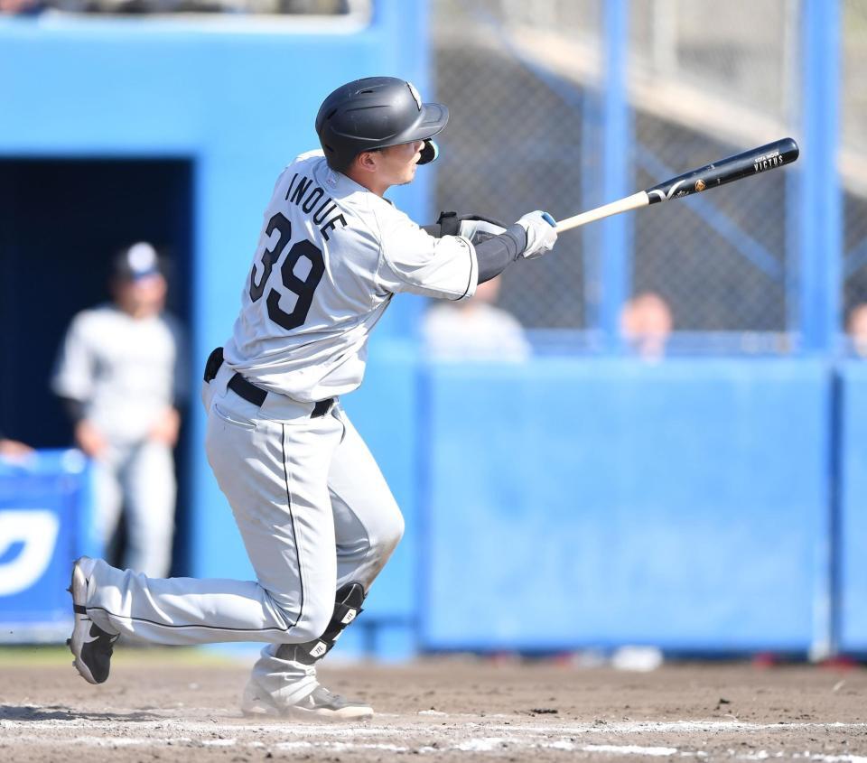 ７回、左越え適時二塁打を放つ井上（撮影・開出牧）