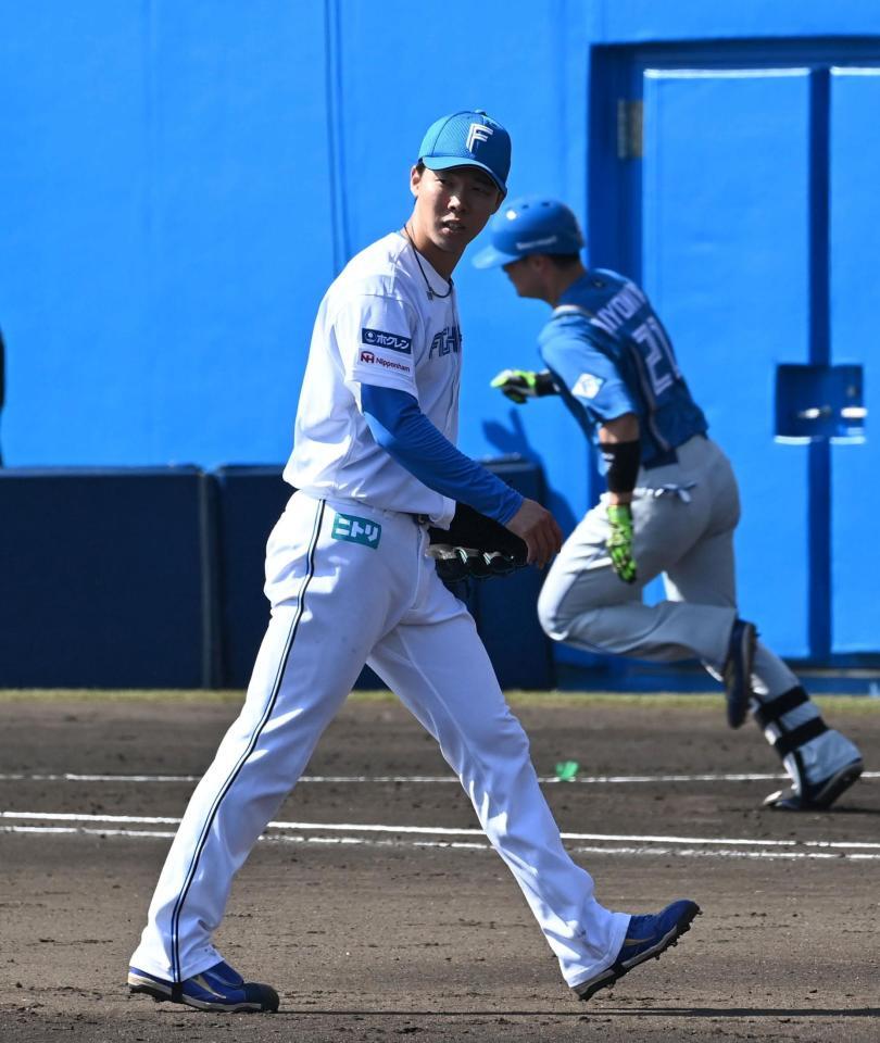 ３回、清宮幸（右）に左中間に適時二塁打を打たれた大川（撮影・持木克友）