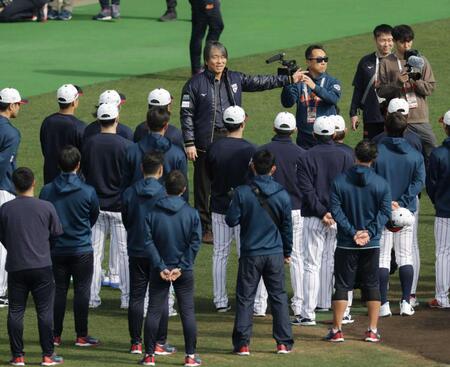 　選手を前にあいさつする松井氏（撮影・金田祐二）　