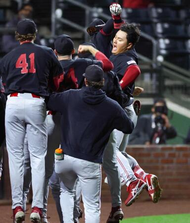 　３回、ソロを放ちチームメートに迎えられるスタンフォード大・佐々木（右端）（共同）