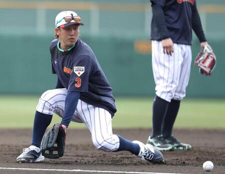 　サードの守備練習をする小園（撮影・伊藤笙子）