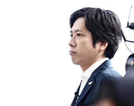 真剣な表情で練習を見つめる二宮和也（撮影・伊藤笙子）