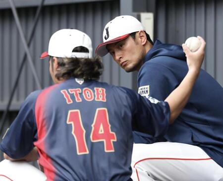 アドバイスを求める伊藤（手前）に真剣な眼差しを向けるダルビッシュ（撮影・伊藤笙子）