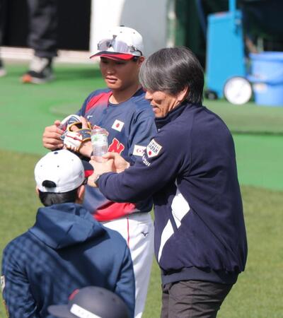 松井秀喜氏から打撃指導を受ける森下（撮影・金田祐二）