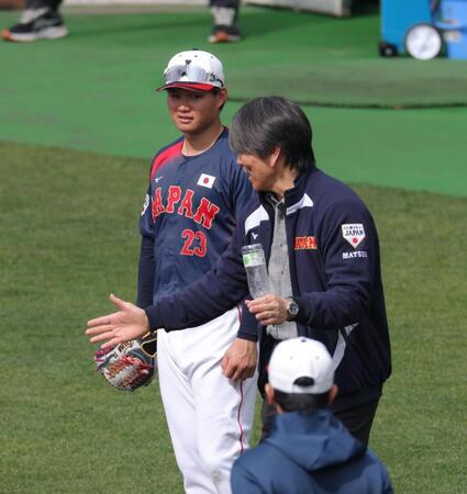 松井秀喜氏から打撃指導を受ける森下（撮影・金田祐二）