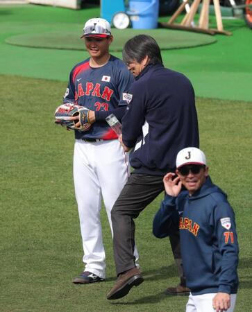 松井秀喜氏から打撃指導を受ける森下（撮影・金田祐二）