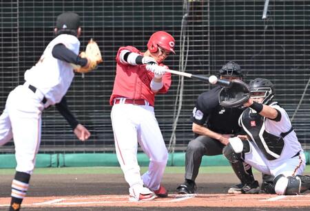 １回、右前打を放つ坂倉（撮影・飯室逸平）