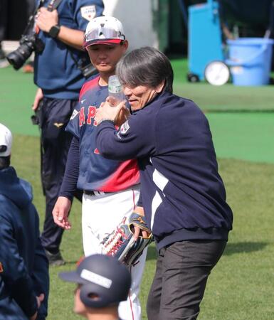 松井秀喜氏から打撃指導を受ける森下（撮影・金田祐二）
