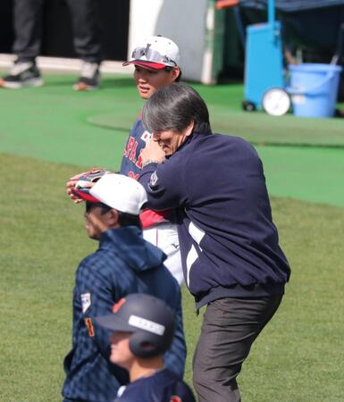 松井秀喜氏から打撃指導を受ける森下（撮影・金田祐二）