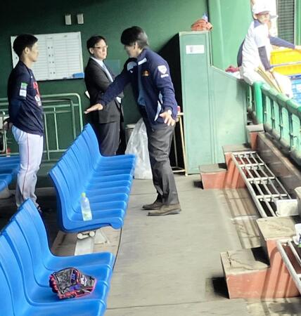 　坂本に身ぶり手ぶりで指導する松井秀喜氏（撮影・若林みどり）