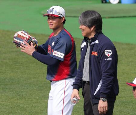 松井秀喜氏から打撃指導を受ける森下（撮影・金田祐二）