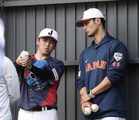ブルペンでの投球を終え、ダルビッシュ（右）にアドバイスを求める隅田（撮影・伊藤笙子）