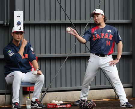 ブルペンでアドバイザーのダルビッシュ（左）から指導を受ける伊藤
