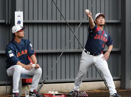 ブルペンでアドバイザーのダルビッシュ（左）から指導を受ける伊藤