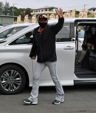 球場入りする新庄監督（撮影・持木克友）