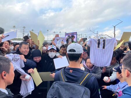 練習後にファンのサインに応じるダルビッシュ