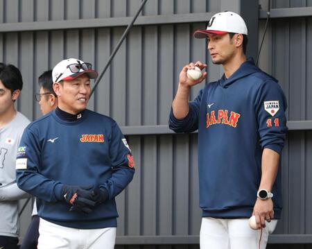 ブルペンで話し込む侍ジャパン・井端弘和監督（左）とパドレス・ダルビッシュ有（撮影・伊藤笙子）