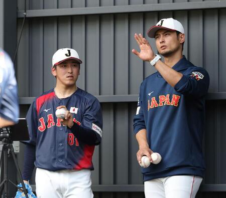 隅田（左）にアドバイスするダルビッシュ（撮影・伊藤笙子）