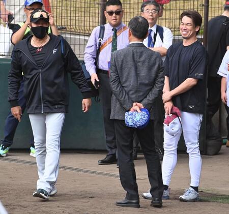 談笑する（左から）日本ハム・新庄剛志監督、辻発彦氏、楽天・前田健太（撮影・持木克友）