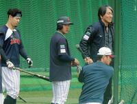 松井氏にあいさつする（撮影・金田祐二）