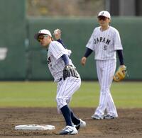 源田と守備練習する小園　