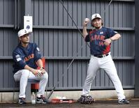 ダルビッシュ（左）にアドバイスを求める伊藤（撮影・伊藤笙子）