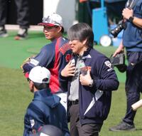 松井秀喜氏から打撃指導を受ける森下（撮影・金田祐二）