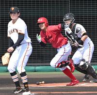 １回、竹丸から中前打を放つ平川（撮影・飯室逸平）