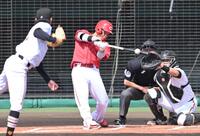 １回、右前打を放つ坂倉（撮影・飯室逸平）