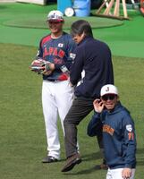 松井秀喜氏から打撃指導を受ける森下（撮影・金田祐二）