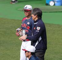 松井秀喜氏に指導を受ける森下（撮影・金田祐二）