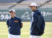 侍ジャパン・井端監督（左）と会話するダルビッシュ（撮影・伊藤笙子）
