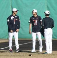 サブグラウンドでのアップを終え、談笑するダルビッシュ（左）と高橋宏（撮影・伊藤笙子）