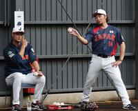 ブルペンでアドバイザーのダルビッシュ（左）から指導を受ける伊藤