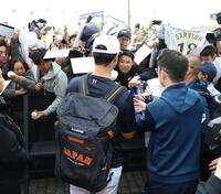 サインに応じるダルビッシュ有（中央）＝撮影・伊藤笙子