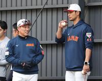 ブルペンで話し込む侍ジャパン・井端弘和監督（左）とパドレス・ダルビッシュ有（撮影・伊藤笙子）