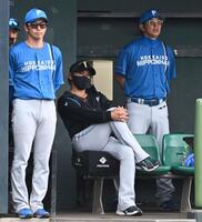 戦況を見守る新庄監督（撮影・持木克友）