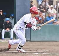 ５回、右前２点適時打を放つ宗山（撮影・持木克友）