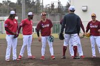 投手ノックで笑顔を見せる前田（左から３人目）＝撮影・持木克友